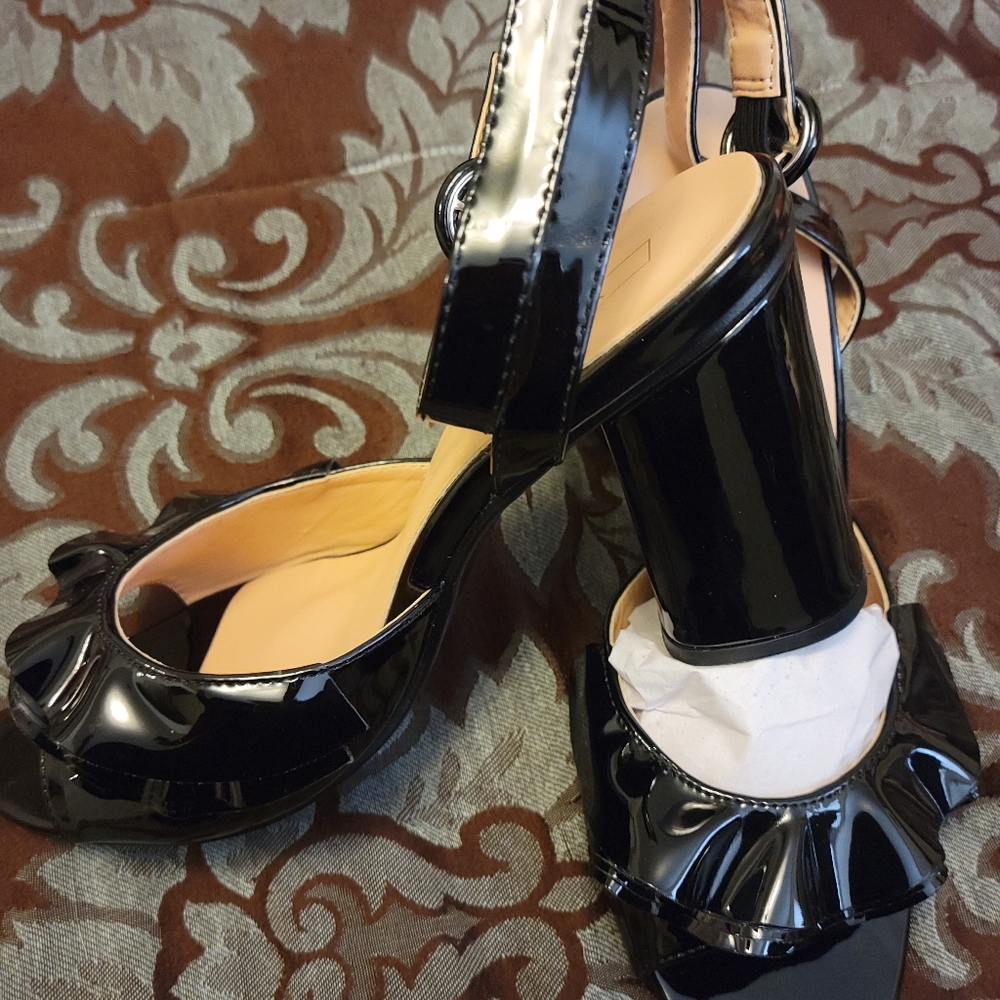 Brand new Black Ruffled motif heel